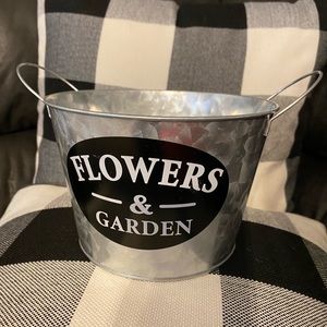 FLOWER GARDEN POT FAUX HOME DECOR ACCENT PLANTER